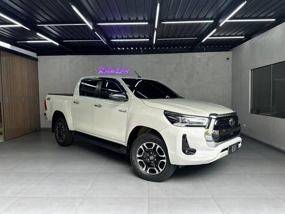 TOYOTA HILUX 2.8 D-4D TURBO DIESEL CD SRX 4X4 AUTOMÁTICO